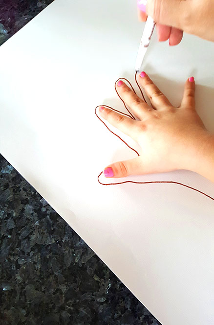Geschenk Herzbaum aus Hand- & Fingerabdrücke selbst gebastelt von Kinder als Geschenkidee für Oma, Gotte, Götti, Papa