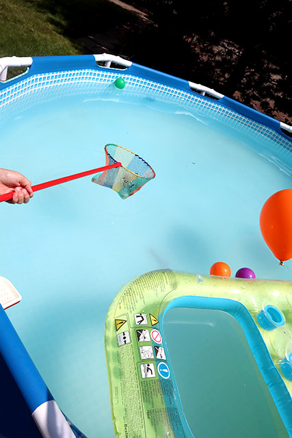 Poolparty Sommerparty Spielidee spielen mit Kindern, Wettfischen im Pool