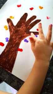 Geschenk Herzbaum aus Hand- & Fingerabdrücke selbst gebastelt von Kinder als Geschenkidee für Oma, Gotte, Götti, Papa