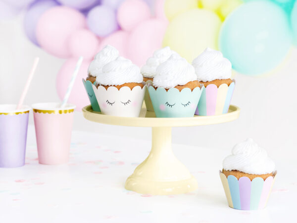 Cupcake Umrandungen mit süssen Gesichter und in Pastellfarben