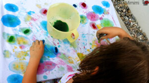Malen mit Eiswürfel Sommerparty Kindergeburtstag Beschäftigungsidee