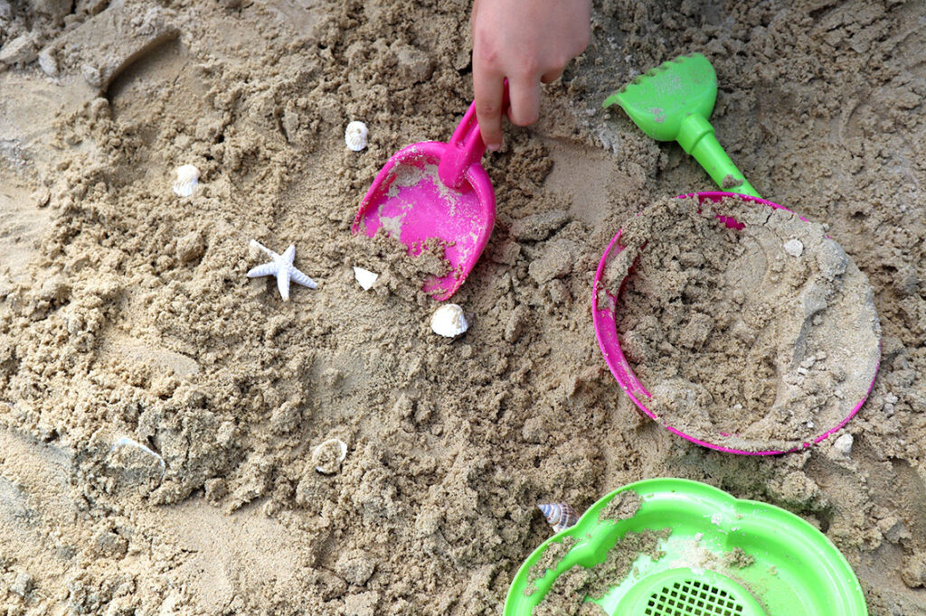 Schätze ausgraben im Sand Spielidee für den Kindergeburtstag zum Motto Piraten