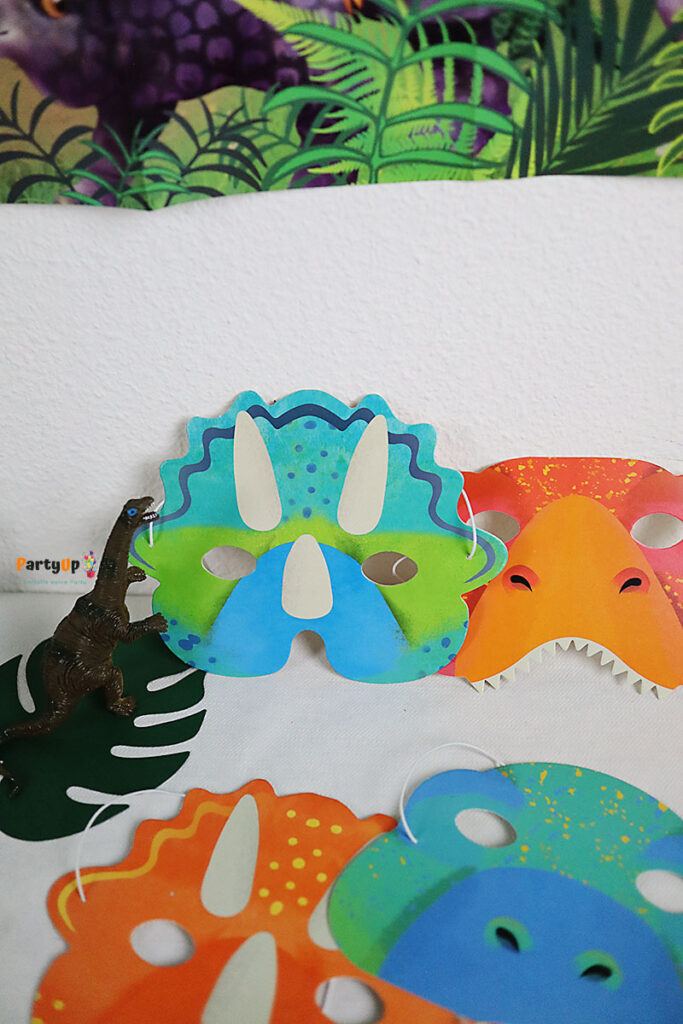 Dinosaurier Masken als Kostüm für den Kindergeburtstag zum Motto Dino