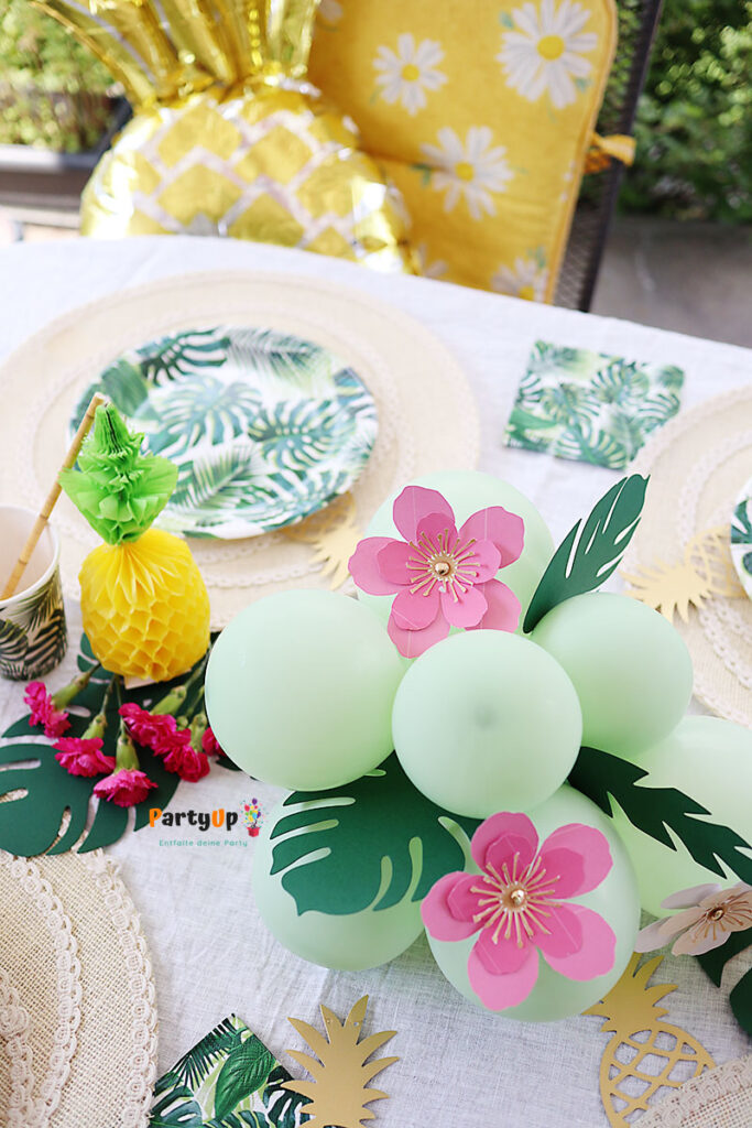 Mini Ballongirlande mit tropischen Blumen und Palmenblätter. Einfache und schnelle selbstgemacht DIY Tisch Dekoration zum selber basteln für die Sommerparty, Hawaii Party oder den Geburtstag im Sommer.