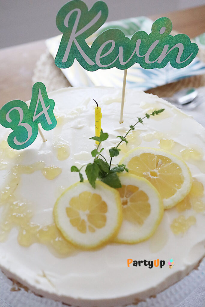 Zitronen Cheesecake Geburtstagskuchen mit personalisiertem Kuchentopper Name und Zahl