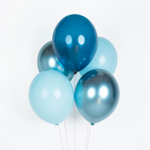 Dieses Luftballon Set in Blau-Töne besteht aus 10 Luftballons. Die Luftballons sind in drei verschiedenen Blau-Töne: matt blau, chromblau und transparent blau. Die Luftballone haben einen Durchmesser von 30cm und sind aus Latex gefertigt.