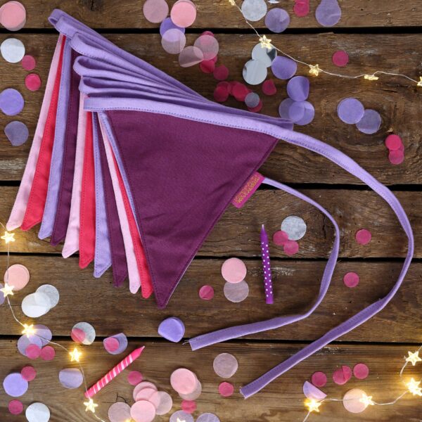 Diese wunderschöne Wimpelkette aus Stoff in lila und pink setzt das Highlight auf deiner Party. Diese Girlande ist eine nachhaltige Möglichkeit, um deine Party schön zu dekorieren.