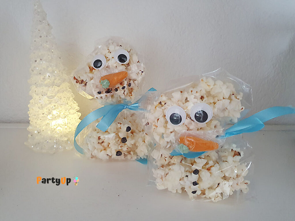 Popcorn Schneemänner verpackte Geburtstagsznüni Idee für den Kindergarten oder die Schule für den Kindergeburtstag im Winter