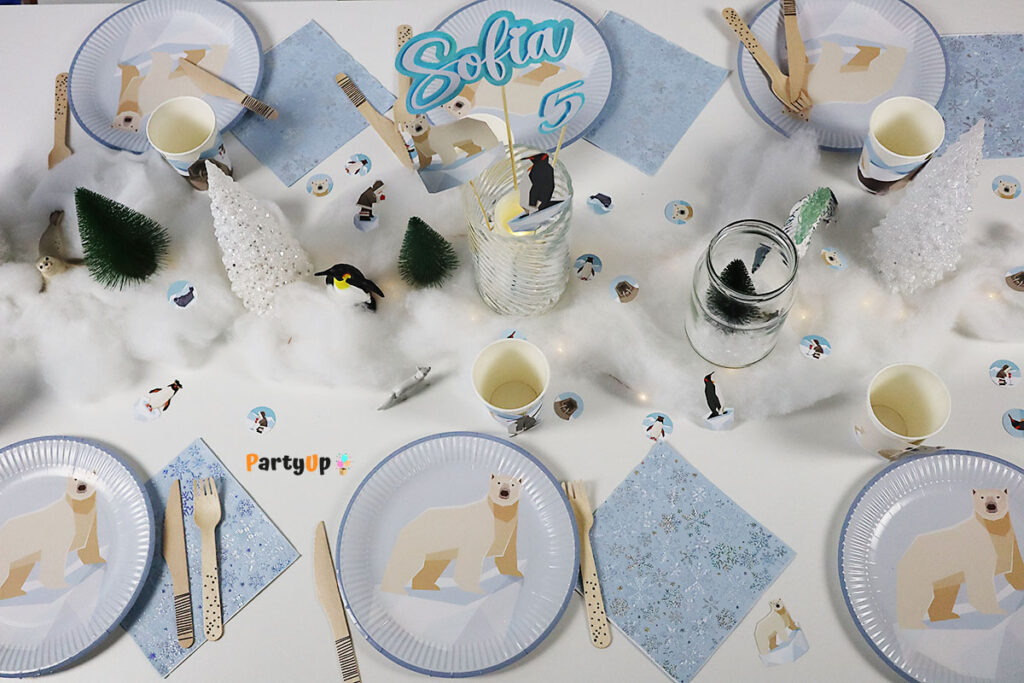 Tischdeko Idee Winter Wunderland Geburtstagsparty für Kinder mit Eisbär und Pinguin