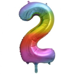 Dieser XL Zahl 2 Folienballon in Regenbogen Farben ist die ideale Ergänzung für deine Raum Dekoration für die Geburtstagsparty. Er ist heliumgeeignet.