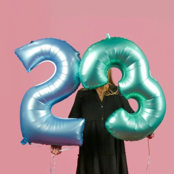Dieser XL Zahl 3 Folienballon in Mintgrün ist die ideale Ergänzung für deine Raum Dekoration für die Geburtstagsparty. Er ist heliumgeeignet.