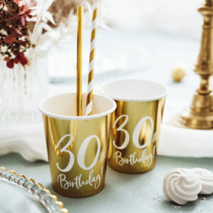 Feiere deinen 30. Geburtstag stilvoll mit diesem Becher in Gold und Weiss. Die goldenen Details verleihen deiner Party das gewisse Extra.