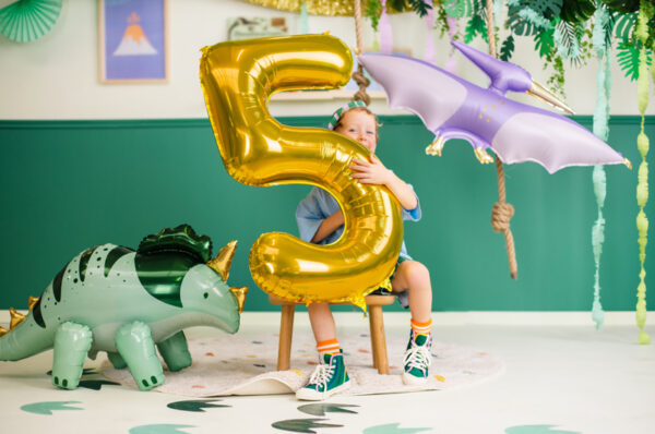 Verwandle deine Party in eine Dino-Welt mit dem eindrucksvollen Triceratops-Folienballon. Perfekt für Luftfüllung, kein Helium erforderlich!