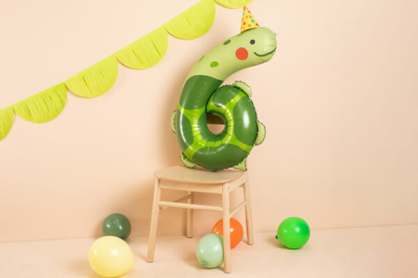 Grosser XL Zahlenballon mit der Zahl 6 und einem süssen Schildkröte für den Unterwasser-Look. Die perfekte Geburtstagsdeko für den Kindergeburtstag.