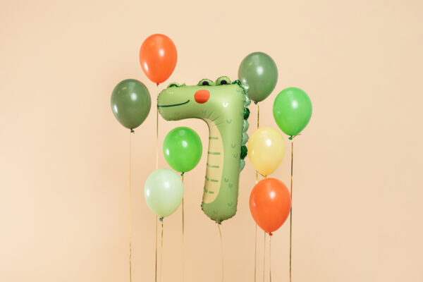 Grosser XL Zahlenballon mit der Zahl 7 und einem coolen Krokodil für den Unterwasser-Look. Die perfekte Geburtstagsdeko für den Kindergeburtstag.