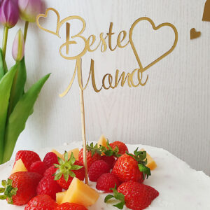Verleihe deinem Geschenk das gewisse Extra mit unserem Topper "Beste Mama" für Kuchen etc. Personalisierbar, aus goldenem Papier mit Herzen und Stecker.