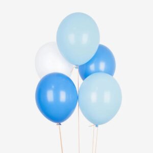 Verwandeln Sie Ihre Party in eine zauberhafte Atmosphäre mit unserem Luftballon Set Blau Töne Pastell. 10 Ballons in drei verschiedenen sanften Blautönen. Ideal für Meerjungfrau-, Unterwasser- oder Babypartys.