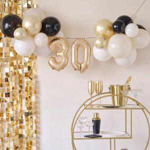 Setze ein glanzvolles Zeichen zum 30. Geburtstag mit unserem Ballon-Girlanden-Set in Champagner Gold und edlen Farbtönen ist sie perfekt für deine Party.
