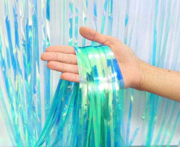 Entdecke den schimmernden Partyvorhang, der je nach Lichteinfall von Blau zu Grün wechselt. Ideal für Meerjungfrauen- und Unterwasser-Themenpartys.