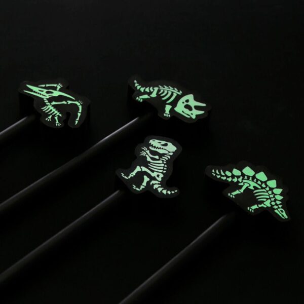 Leuchtender Dinosaurier-Bleistift mit Radiergummi, der im Dunkeln leuchtet. Ideal als Mitgebsel oder für den Adventskalender.