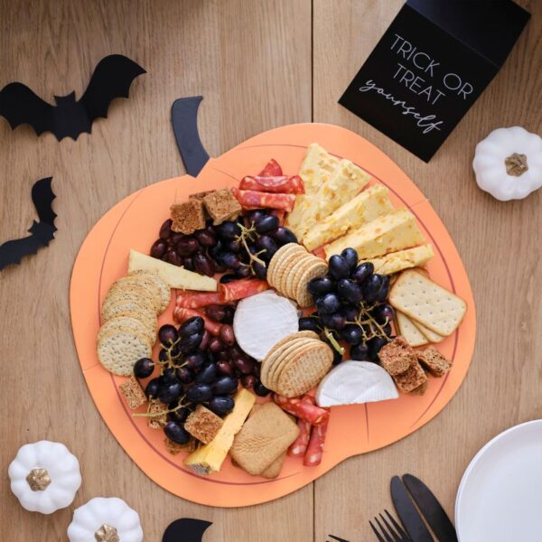 Verleihe deinem Halloween-Buffet oder herbstlichen Abendessen einen Hauch von Stil mit dieser auffälligen Kürbis-Servierplatte.