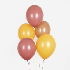 Erwecke deine Party zum Leben mit dem Luftballon-Set in Waldfarben – 10 robuste Latexballons, perfekt für ein natürliches Dekorationskonzept.