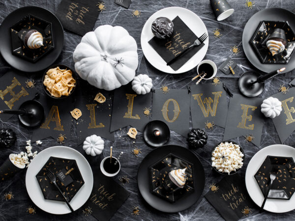 Verleihe deiner Halloween-Party mit unserer Girlande Banner einen glamourösen Touch! DIY-Montage für persönlichen Flair, elegante goldene Schriftzüge.