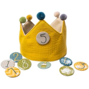 Begeistere jedes Geburtstagskind mit unserer beidseitig tragbaren Geburtstagskrone in Gelb. Ausgestattet mit 9 individuellen Buttons und anpassbaren Bändern.