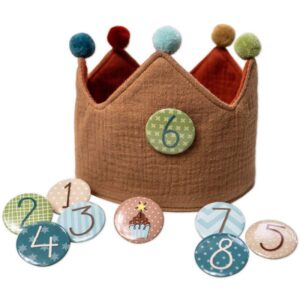 Verzaubere den nächsten Kindergeburtstag mit unserer vielseitigen Geburtstagskrone aus Musselin in Rotbraun. Mit 9 individuellen Buttons.
