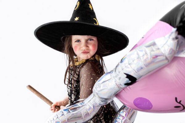 Entdecke den perfekten Hexenhut für Kinder – aus schwarzem Samt, bestickt mit goldenen, glitzernden Monden und Sternen. Ideal für Halloween und Fasnacht!