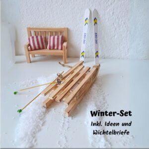 Das Winterspass Set für die Wichteltüre bringt winterlichen Zauber in dein Heim! Komplett mit Schlitten, Ski und Deko-Schnee plus kreativen Wichtelbriefen.