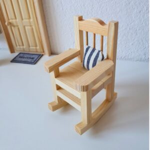 Rustikaler Mini Schaukelstuhl mit Kissen für Wichtel. Aus natürlichem Holz, inklusive kuscheligem Kissen. Perfekt zum Ausruhen vor der Wichteltür.