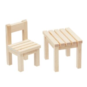 Möbelset für die Kleinen ganz gross! Unser Mini Stuhl und Tisch aus Holz bieten den perfekten Ort für Wichtel und Puppenhaus-Bewohner. Jetzt entdecken!