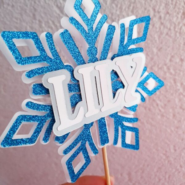 Personalisiere deinen Kuchentopper mit Namen und Zahl im glitzernden Schneeflocken Design – der Star jeder winterlichen Geburtstagsdekoration!