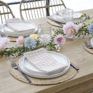 Verzaubere deinen Tisch mit dieser künstlichen Blumengirlande Frühling – eine pflegeleichte, 1,8 Meter lange Dekoration für dein Fest.