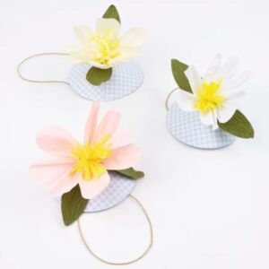 Entdecke die Meri Meri Papierblumen Hüte für Kinder – ein nachhaltiges, stilvolles Partyaccessoire, das die Herzen deiner kleinen Gäste höherschlagen lässt.