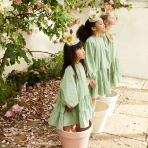 Entdecke die Meri Meri Papierblumen Hüte für Kinder – ein nachhaltiges, stilvolles Partyaccessoire, das die Herzen deiner kleinen Gäste höherschlagen lässt.