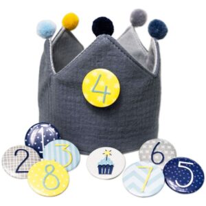 Feiere jedes Kindergeburtstagsjahr stilvoll mit der anpassbaren Musselin-Geburtstagskrone in Grau – komplett mit 9 austauschbaren Buttons.