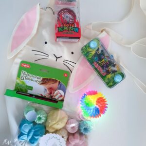 Bereite deinem Kind eine Freude mit dem Kinder Osternest Set, bestehend aus einer Hasentasche und sinnvolle Geschenke für das Osterfest.