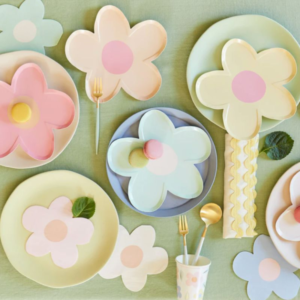 Retro und fröhliche Blumen Teller: Meri Meri Gänseblümchen-Teller für Parties, umweltfreundlich aus FSC-Papier, inspiriert vom bunten Charme der 90er.