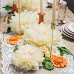 Verzaubere deine Gäste mit diesem Seidenpapier Blumen Set in Creme und Rosa. Einfach zu montieren, perfekt für jede Feier. Inhalt: 5 Stück.