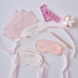 Lade mit Stil ein: Entdecke diese rosa Einladungskarten für Beauty Pyjama Partys, komplett mit allem, was du für eine zauberhafte Einladung brauchst!