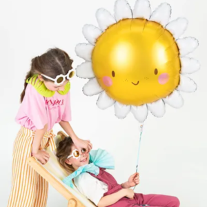 Erleuchte deine Party mit diesem sonnigen Folienballon Sonne. Mattgoldene Oberfläche, 70 cm Durchmesser, für Helium oder Luft geeignet.