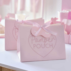 Entdecke diese entzückenden rosa Geschenktüten für deine Beauty-Party. Mit Schleifen und schlafmaskenförmigen Anhängern zum Selbstgestalten!