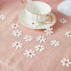 Setze mit diesen Daisy Gänseblümchen Tischkonfetti lebhafte und stilvolle Akzente auf deinem Festtisch. Ideale Deko für Kindergeburtstage, Kommunion, Taufe