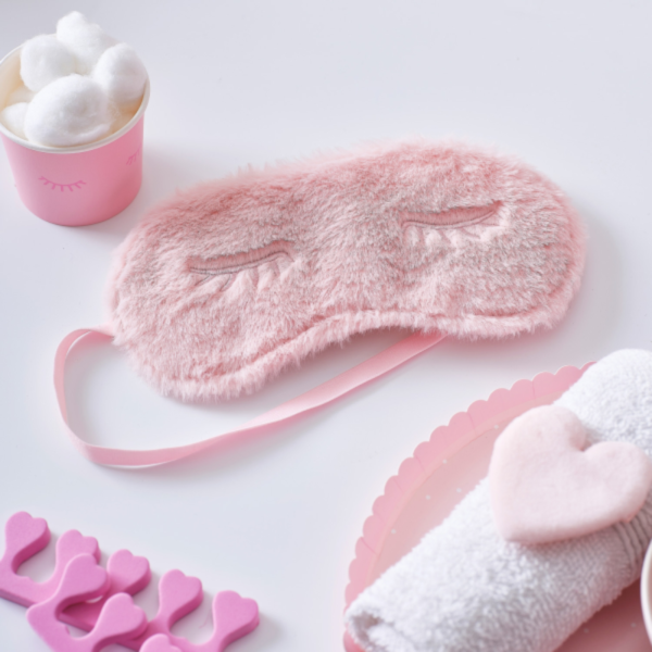 Beschenke deine Gäste mit unserer flauschigen rosa Schlafmaske – ideal für Pyjama Partys und als süsses Giveaway als Erinnerung an die Party!