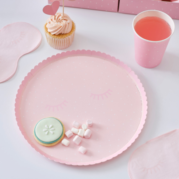 Verzaubere deine Gäste mit unseren rosa Papptellern für Beauty Pyjama Partys – süss und praktisch, perfekt für die Mädchen Geburtstagsparty!