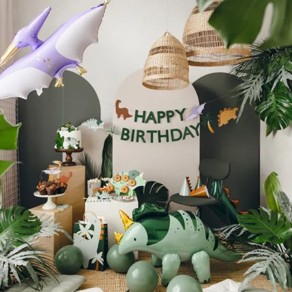 Entdecke diesen Snack Ständer Triceratops für deine nächste Dino Party! Perfekt für die Präsentation von kleinen Leckereien. Einfacher Aufbau.