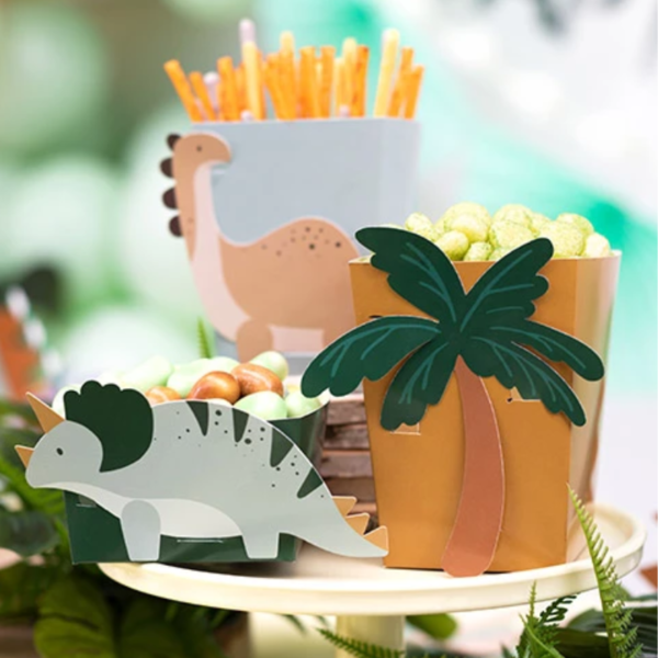 Verzaubere deine Partygäste mit unseren Dino Party Snack Boxen. Robust, leicht aufzubauen und perfekt für jede Dinosaurier-Themenparty. Bestelle jetzt!