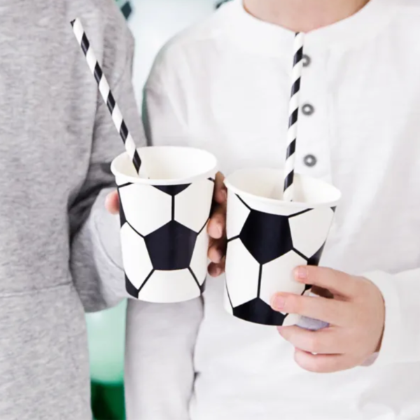 Fußball Partybecher (6 Stk.) – Coole Papierbecher im Fußball-Design. Ideal für Kindergeburtstage und Fussball-Mottopartys. Geeignet für kalte und warme Getränke.